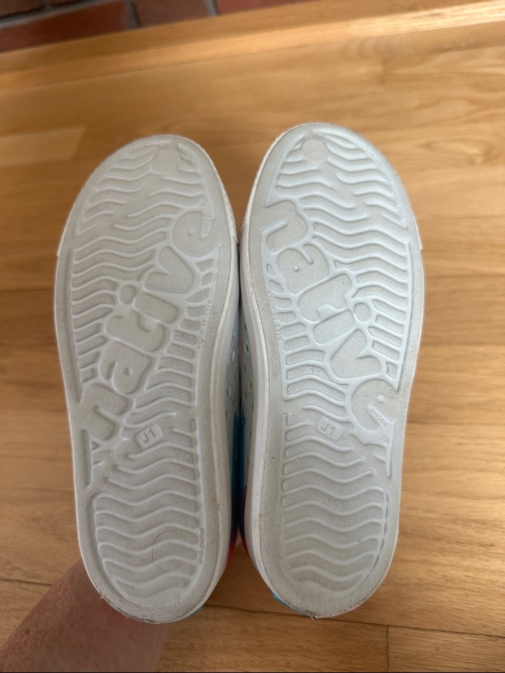 Native Kids Slip-On Sneakers in Light Gray with Multicolor Heel Size 1 - Picture 7 of 7